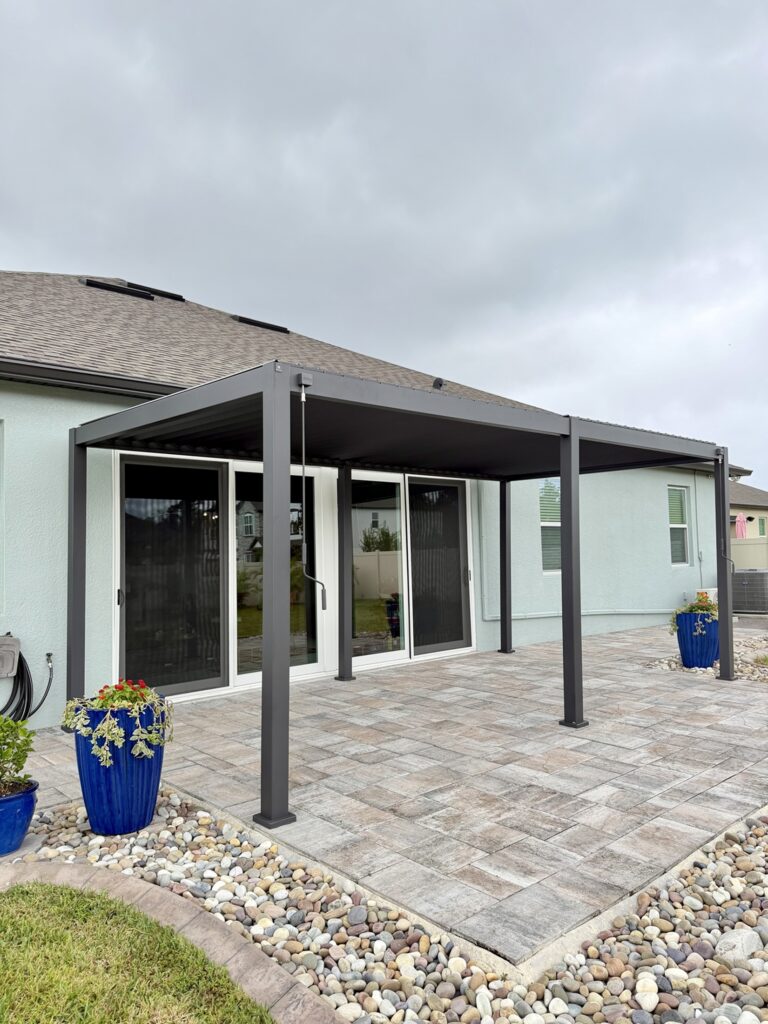 Modern Mirador pergola installed next to a house in Oviedo, Florida