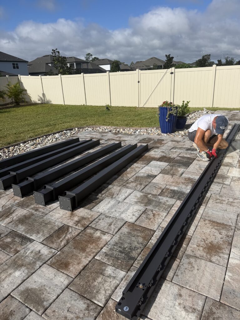 Assembly of adjustable roof louvers for a Mirador pergola